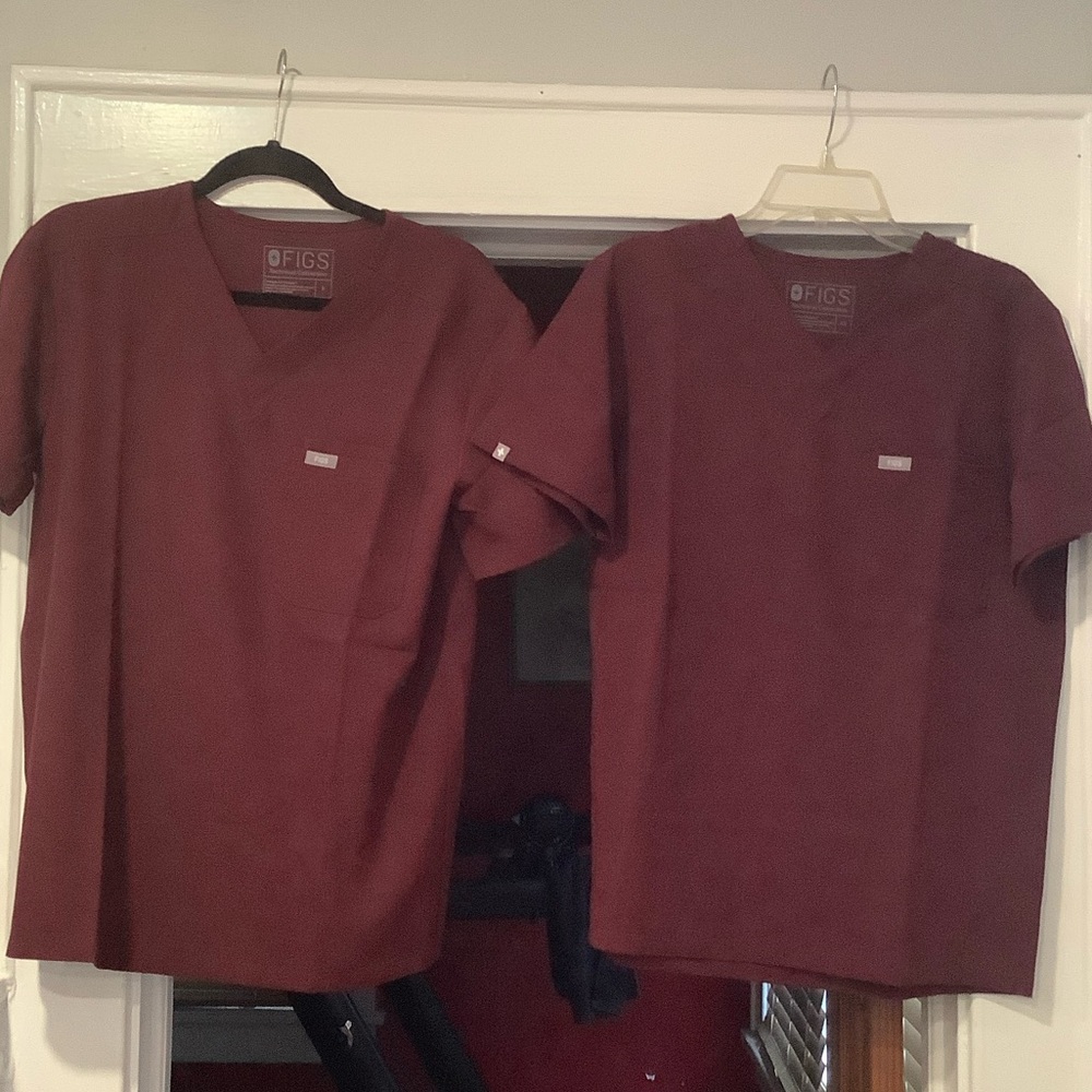 Figs Men's Maroon V-Neck Short Sleeve Tee
